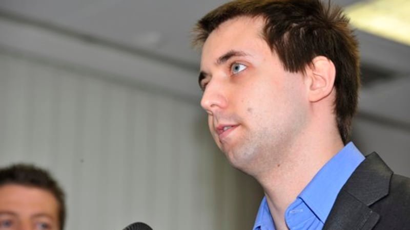 známého podnikatele ubodal, pak s jeho dcerou vyrazil na rande. větrák dostal výjimečný trest Známého podnikatele ubodal, pak s jeho dcerou vyrazil na rande. Větrák dostal výjimečný trest