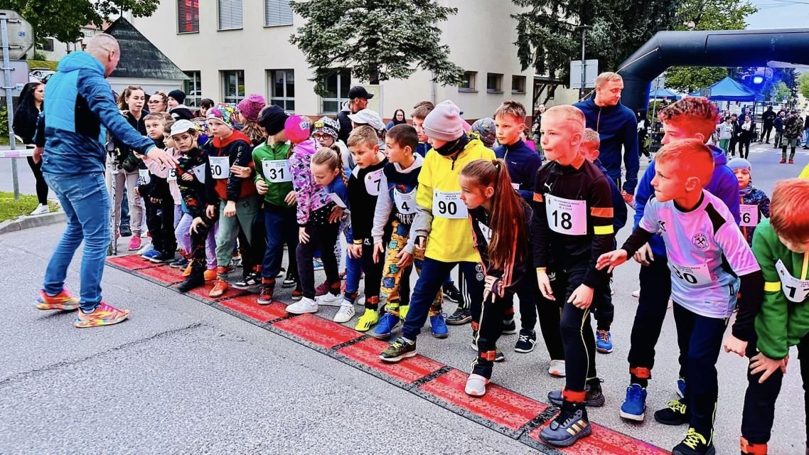 Beh večernou Handlovou oslovil tento rok spolu 150 bežcov a bežkýň