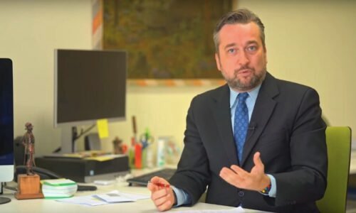 Blaha reaguje na ideologicky sfanatizované politbyro sediace v čele slovenskej pobočky francúzskej automobilky, ktoré ukončilo spoluprácu s MMA zápasníkom Véghom za jeho politický názor odmietajúc voliť Korčoka: