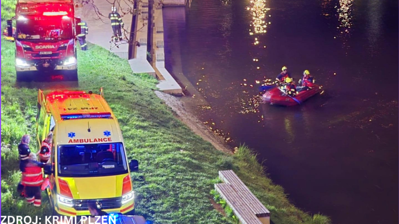 Hasiči v Plzni prohledávají řeku Radbuzu. Z vody vytáhli muže, topit se měla i jeho kamarádka Hasiči v Plzni prohledávají řeku Radbuzu. Z vody vytáhli muže, topit se měla i jeho kamarádka