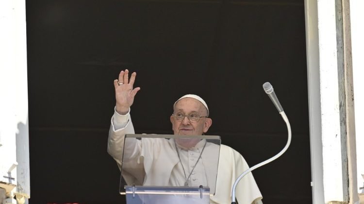 pápež pred regina caeli: nechať sa pozdvihnúť milujúcou náručou dobrého pastiera Pápež pred Regina Caeli: Nechať sa pozdvihnúť milujúcou náručou Dobrého pastiera