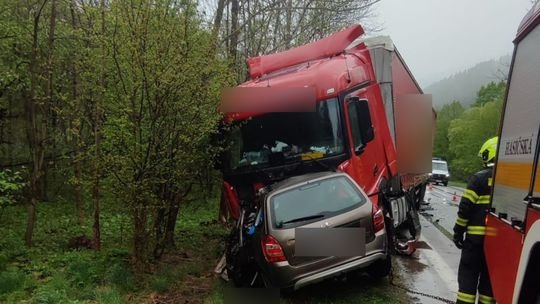 Vážna nehoda pri Ružomberku: došlo k zrážke auta s kamiónom