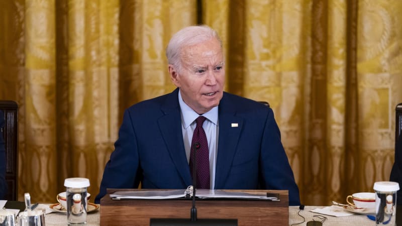 Biden dotahuje Trumpa. Exprezident ztrácí kvůli soudním skandálům, hrozí mu obrovské pokuty