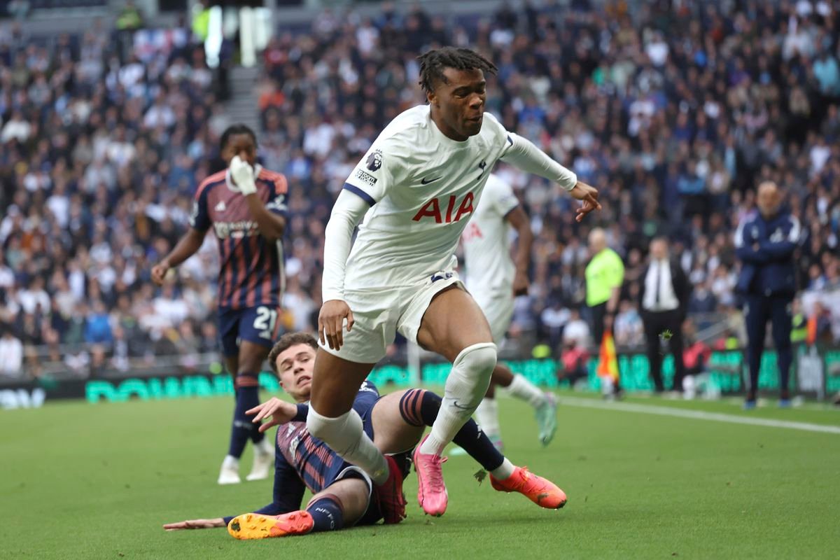 Tottenham dohrá sezónu bez talentovaného obrancu. Mladý Talian absolvoval operáciu