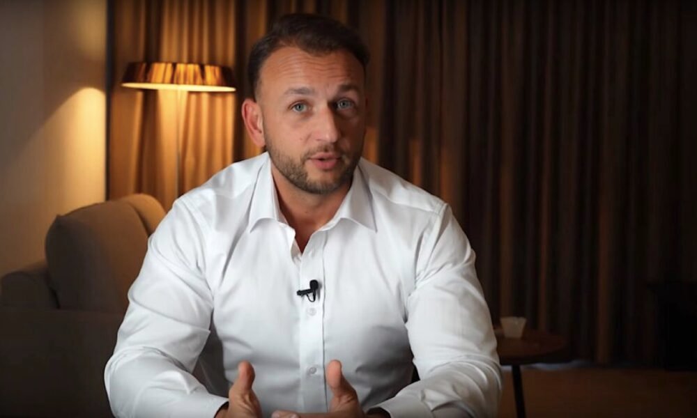 VIDEO: Korčokom sfanatizovaný progresívec chcel podpáliť bránu pred budovou Úradu vlády.
