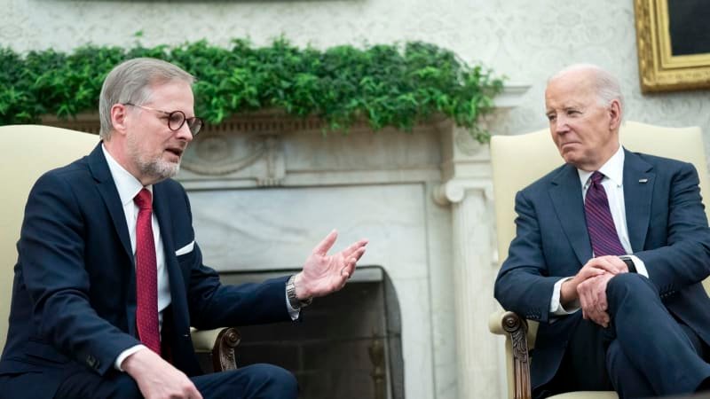 fiala v usa mluvil s dcerou milady horákové, stihl i prohru bostonu v nhl. biden četl z taháků Fiala v USA mluvil s dcerou Milady Horákové, stihl i prohru Bostonu v NHL. Biden četl z taháků