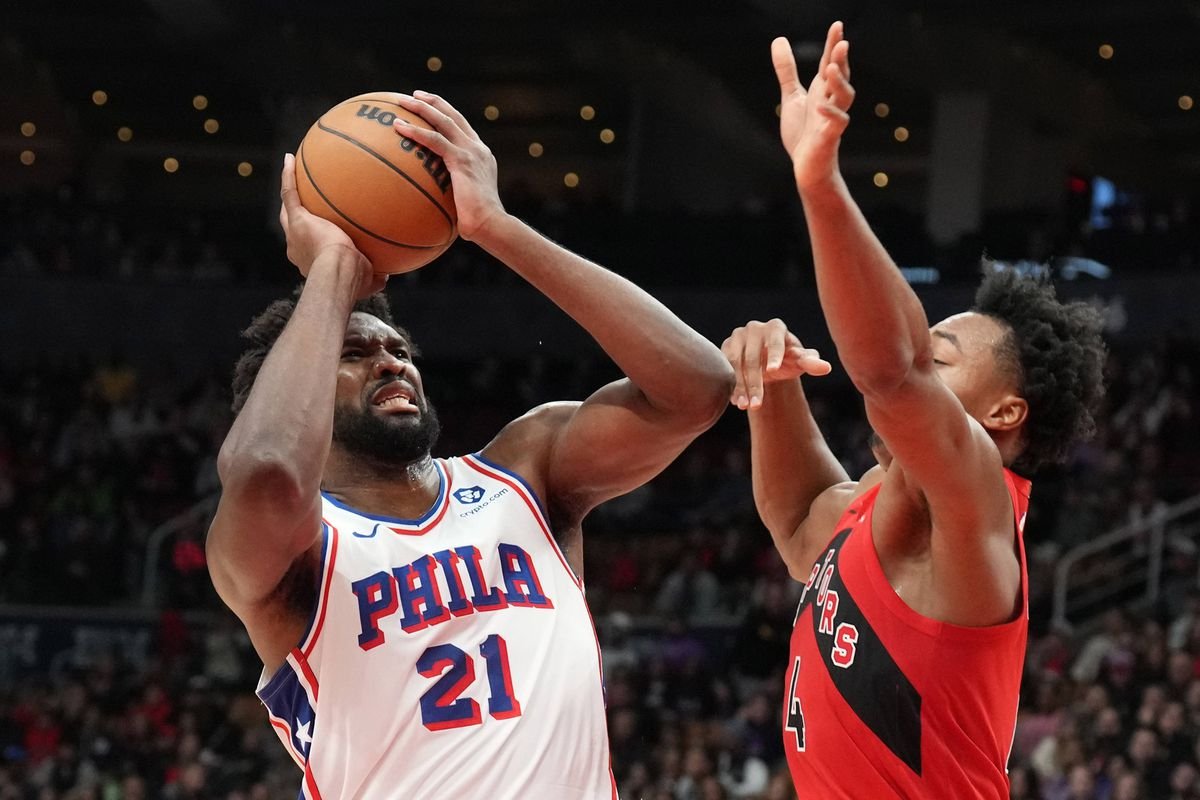 Embiid nemal pôvodne hrať, napriek tomu nastúpil. Philadelphia opäť pyká sa porušenie pravidiel