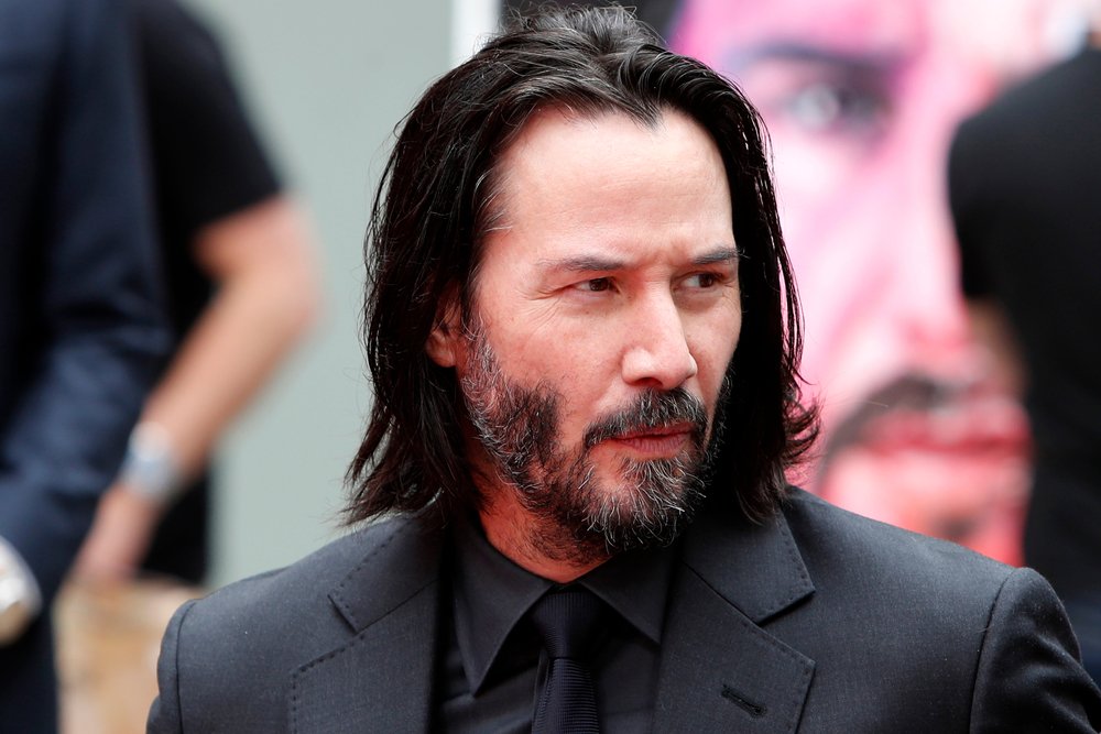 keanu reeves si upravil fúzy a po dlhých vlasoch niet ani stopy. ešte mladší po metamorfóze? Keanu Reeves si upravil fúzy a po dlhých vlasoch niet ani stopy. Ešte mladší po metamorfóze?