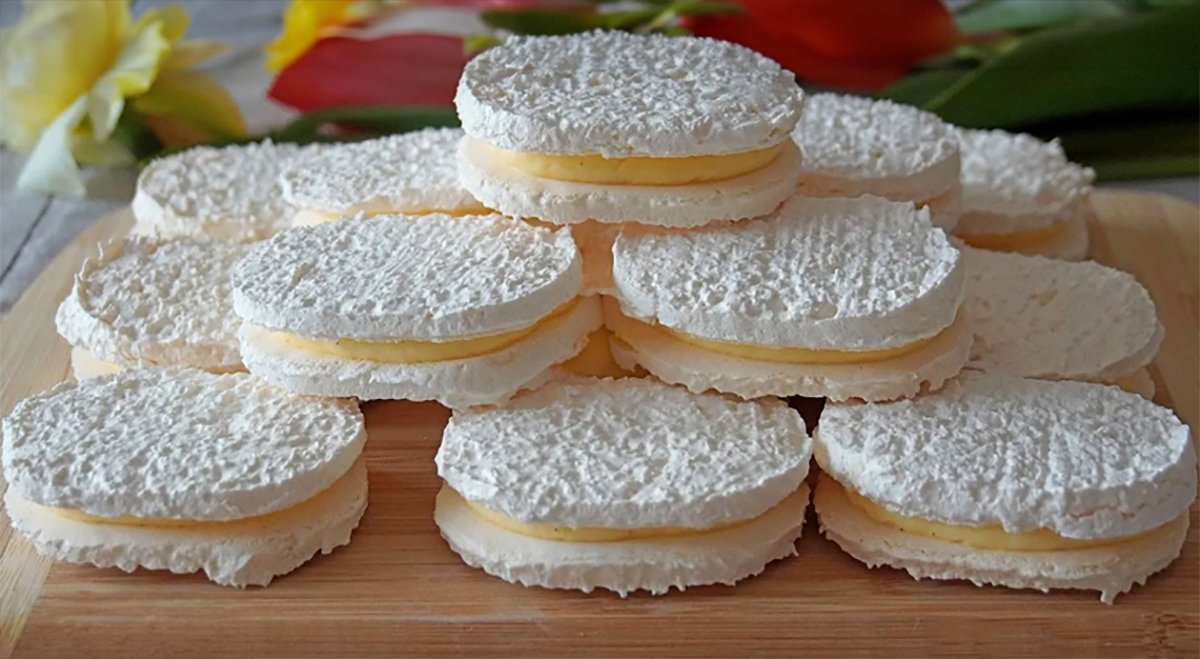 kokosove laskonky Recept na domáce kokosové laskonky plnené výborným francúzskym žĺtkovým krémom: Sú ako z cukrárne!
