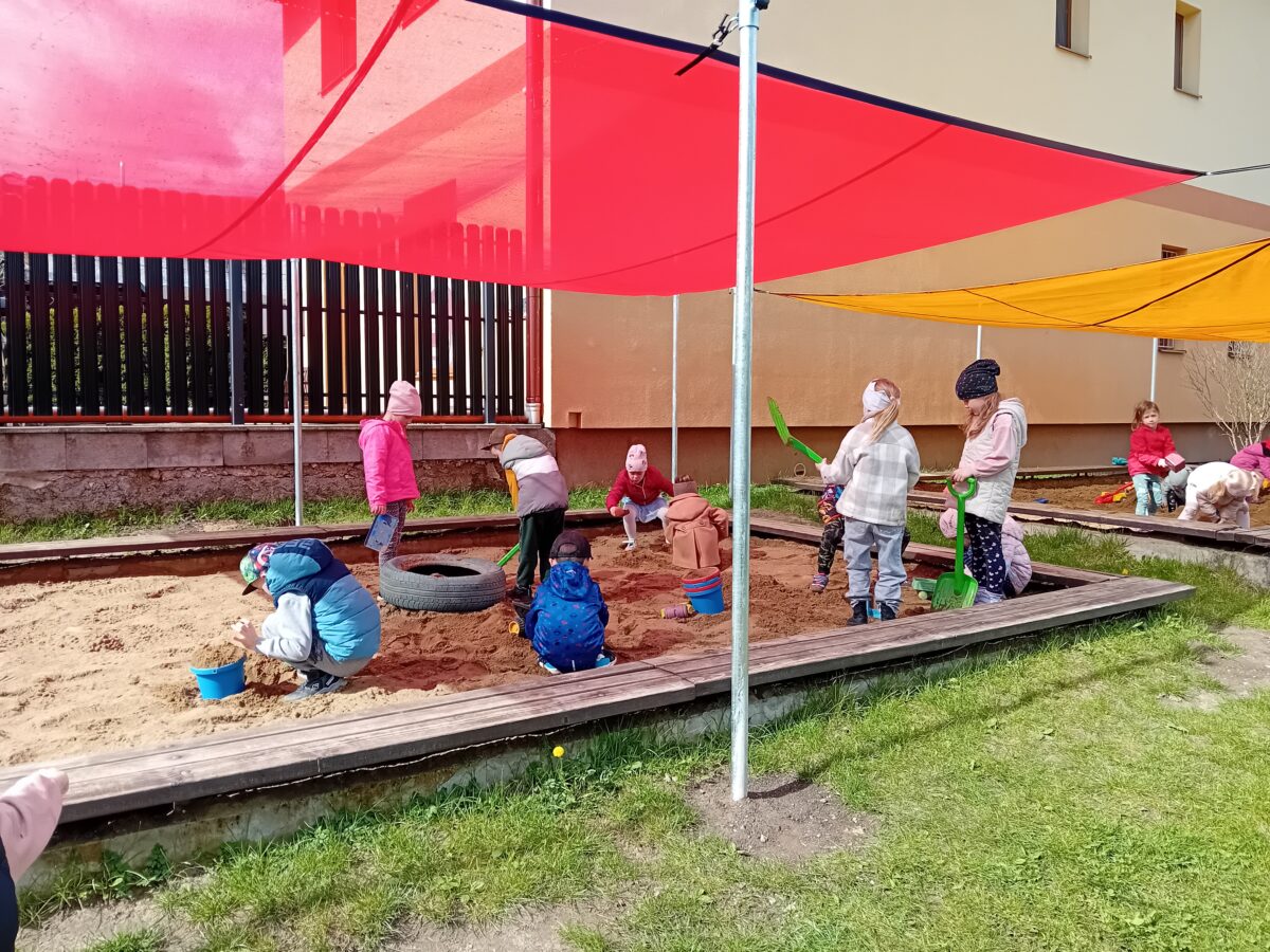 Areály škôlok v Banskej Bystrici sú opäť o niečo krajšie, bezpečnejšie, reagujúce na zmeny klímy