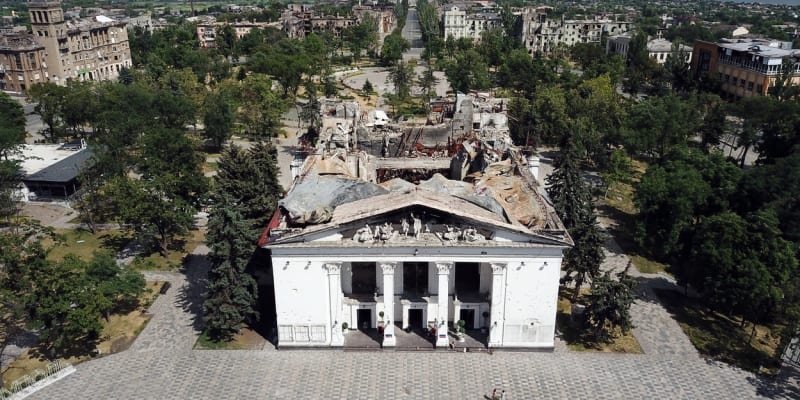 Zničený Mariupol pomáhají Putinovi obnovit německé firmy.