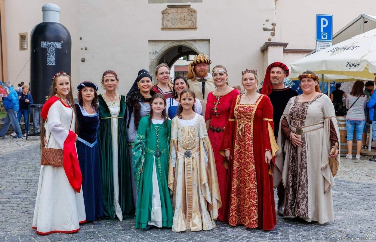 Stredoveký trh kráľa Štefana V. na hrade Veľký Šariš prinesie dobové tance a viac Stredoveký trh kráľa Štefana V. na hrade Veľký Šariš prinesie dobové tance a viac