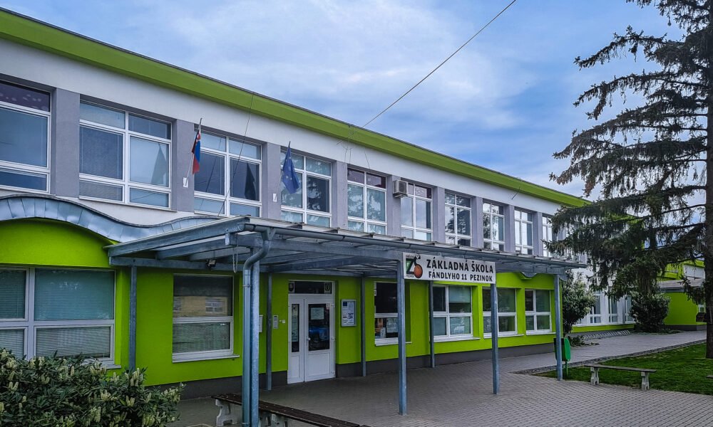 V areáli ZŠ Fándlyho sa rozbehla modernizácia multifunkčného ihriska v Pezinku