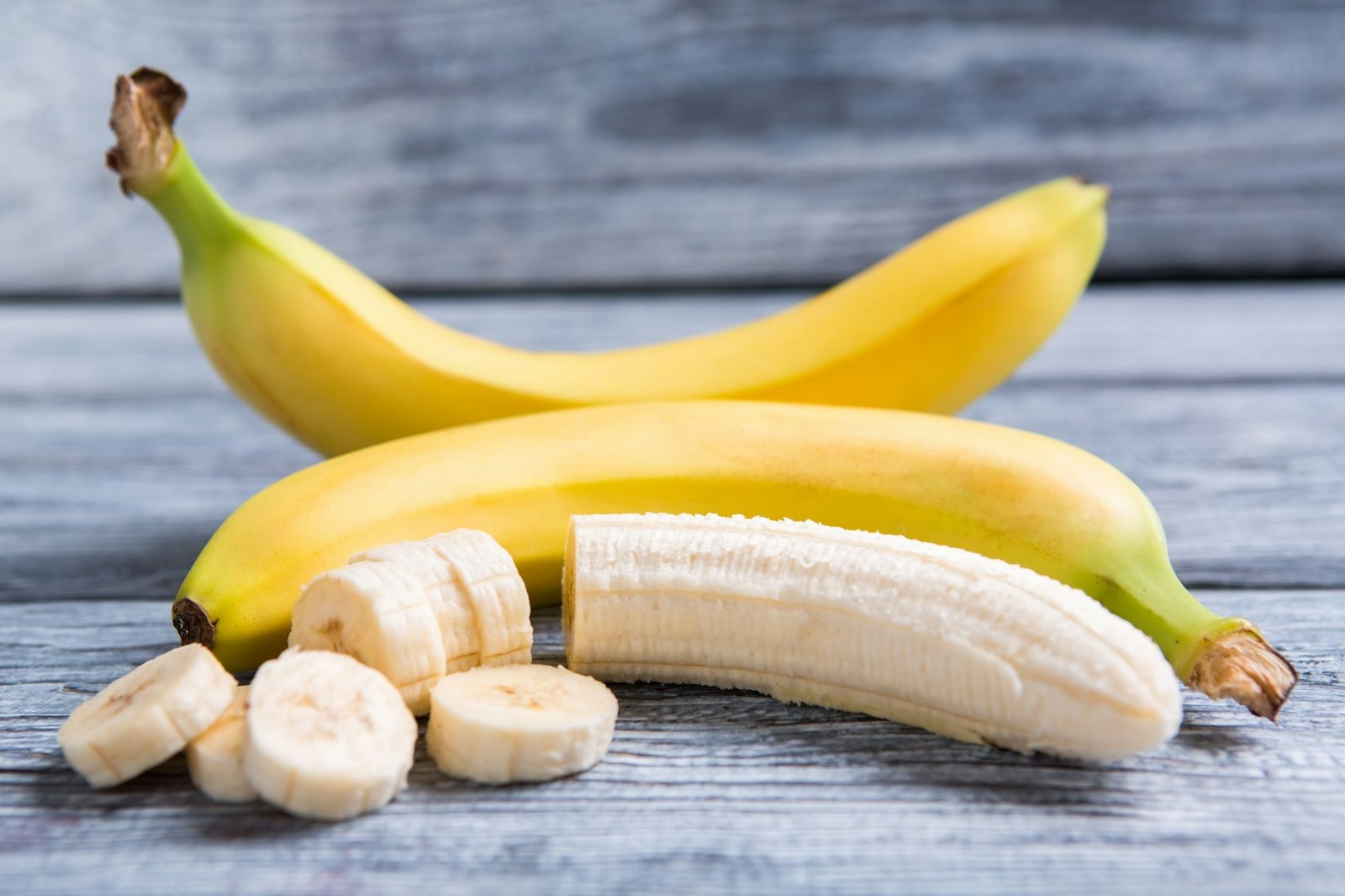 peeled and sliced banana Je potrebné umyť šupku banánu pred konzumáciou ovocia? Táto odpoveď vás šokuje