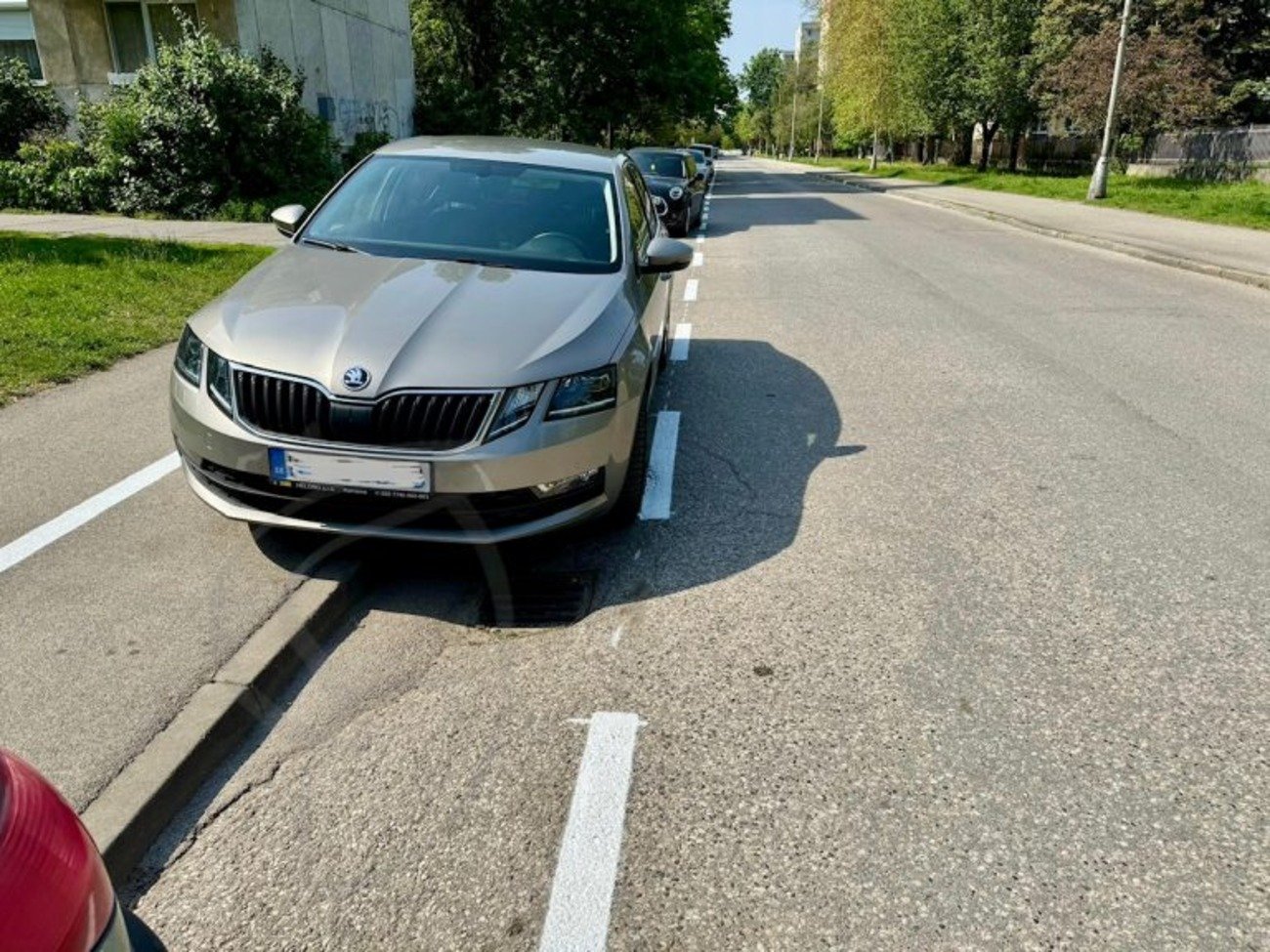komárno vyznačí parkovacie miesta na chodníkoch Komárno vyznačí parkovacie miesta na chodníkoch