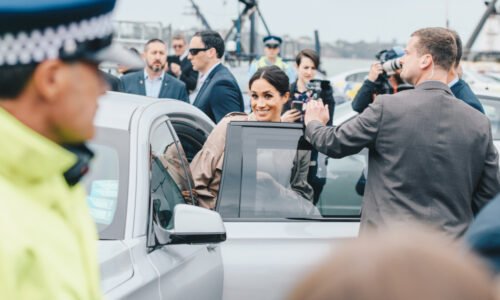 Meghan Markle v peleríne v hodnote 3 500 EUR sa objavila s Harrym na umeleckej akcii (FOTO)