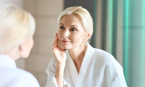 Chcete zredukovať vrásky okolo očí? Zmiešajte tieto dve lacné ingrediencie a vytvorte si masku