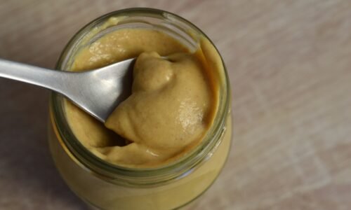 Horčicu vložte do veľkého pohára a zalejte ju vodou. Lepší patent nenájdete