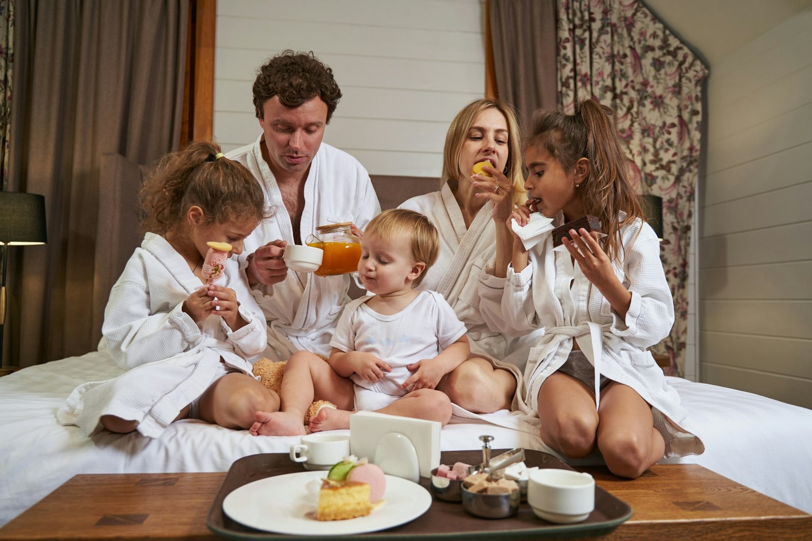 smiling family eating breakfast in the hotel O tomto čase je najzdravšie raňajkovať. Toto sa stane, ak to nedodržíte