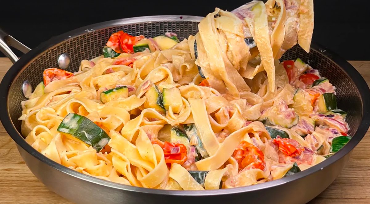 tagliatelle so zeleninou Tagliatelle so zeleninou v smotanovej omáčke: Tento úžasný recept mám od talianskej babičky, pripravený je za 5 minút!