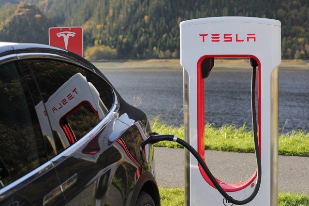 tesla plánuje prepúšťať zamestnancov Tesla plánuje prepúšťať zamestnancov