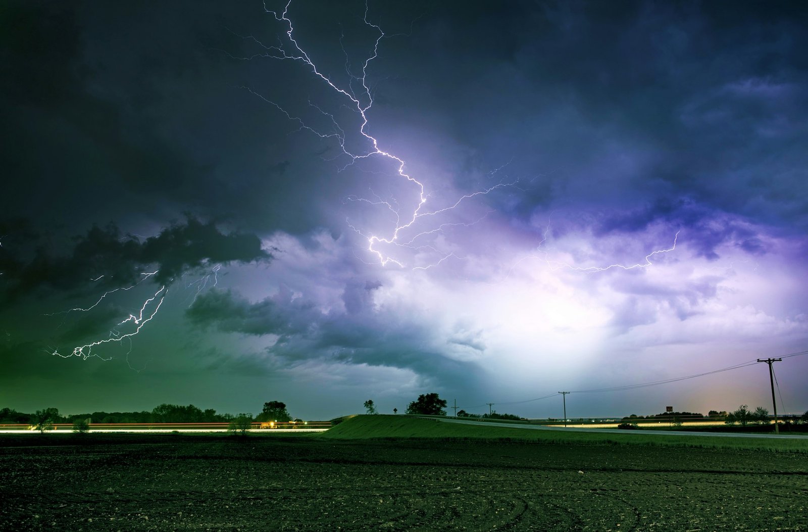 tornado alley severe storm Na Slovensku po letnom počasí udrú búrky. Vieme, ktorý deň a kde