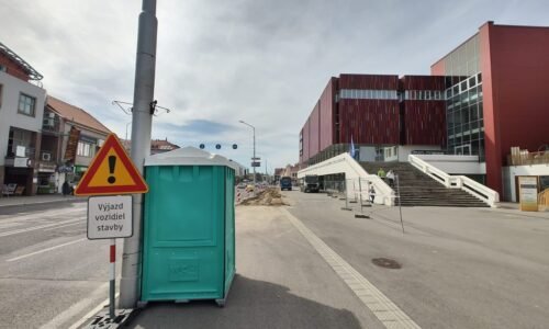 Začali práce na oprave chodníka pred bývalým Priorom