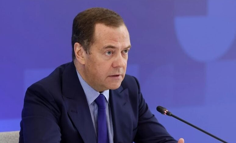“Bude mať svoj podiel popola.” Medvedev reagoval na vyhlásenie poľského ministra zahraničia “Bude mať svoj podiel popola.” Medvedev reagoval na vyhlásenie poľského ministra zahraničia