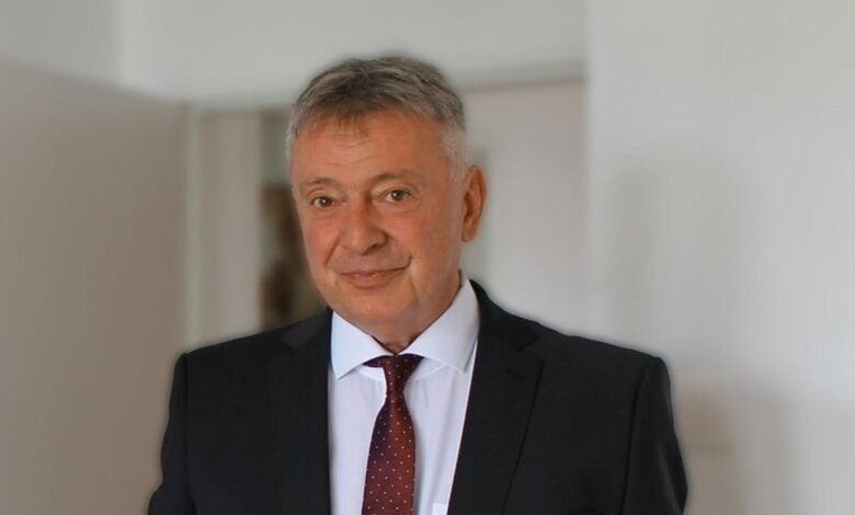 Je psia povinnosť politikov starať sa o vlastných občanov a o štát, v ktorom dostali politickú moc. Je psia povinnosť politikov starať sa o vlastných občanov a o štát, v ktorom dostali politickú moc.