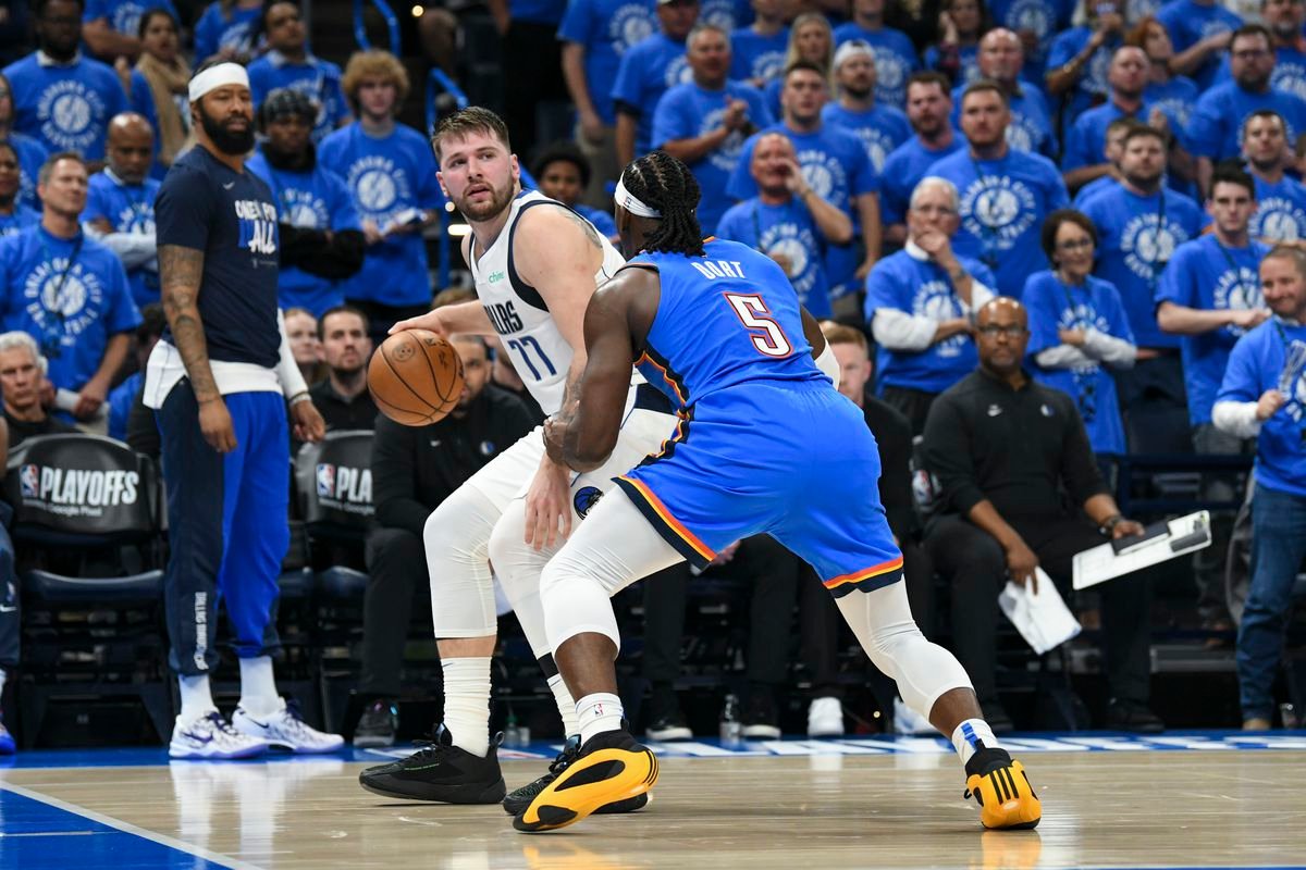 VIDEO NBA: Z víťazstiev sa tešili hostia. Cleveland aj Dallas vyrovnali série, úradoval Dončič