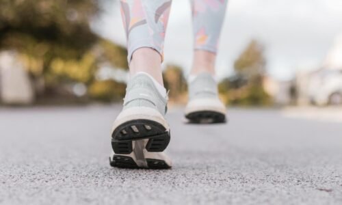 Vedci odhalili optimálny denný pomer sedenia, státia, spánku a pohybu