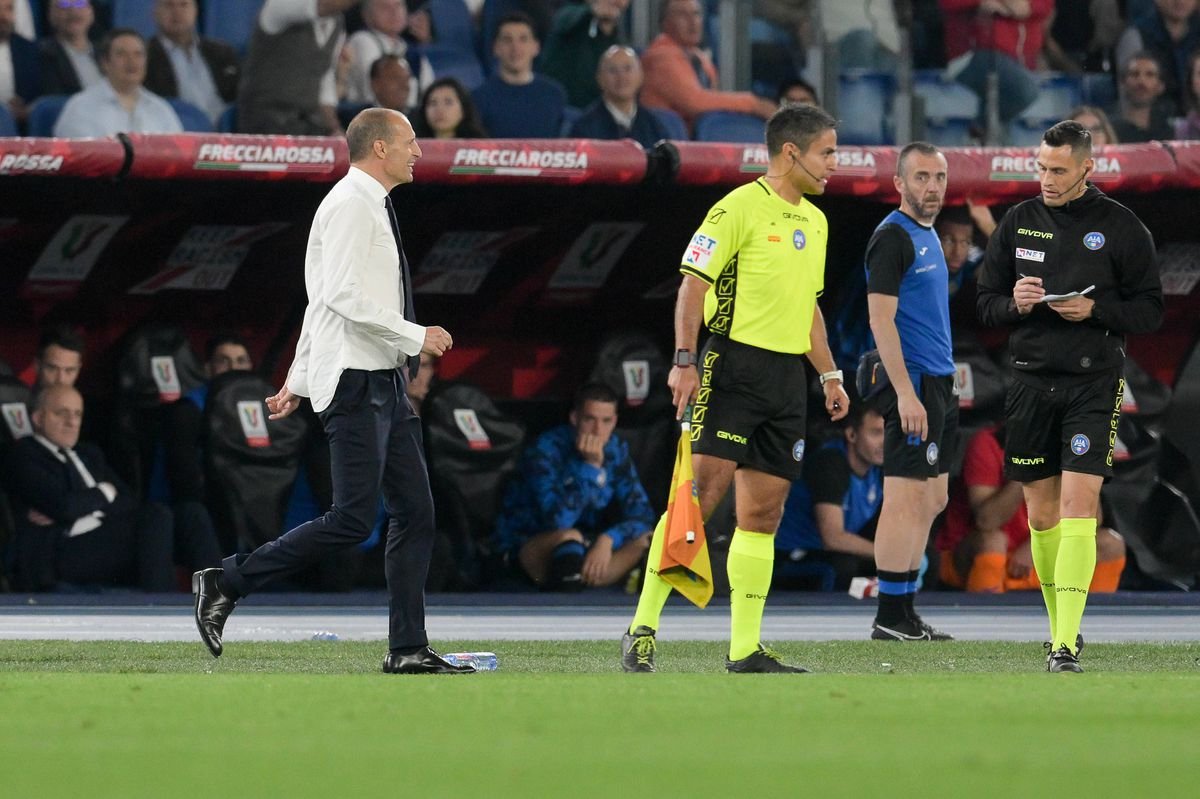 Tréner Juventusu neudržal nervy na uzde. Zahodil sako a veľmi rýchlo spoznal svoj trest
