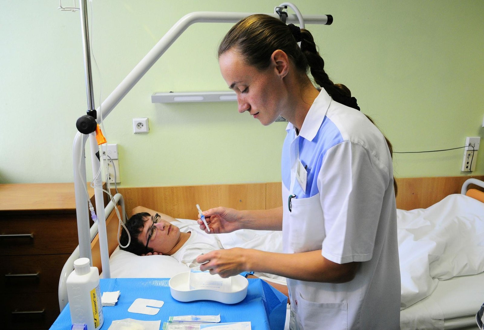 Počet praktických sestier v našom zdravotníctve výrazne stúpa. Čo mladých motivuje k tomuto povolaniu? Počet praktických sestier v našom zdravotníctve výrazne stúpa. Čo mladých motivuje k tomuto povolaniu?