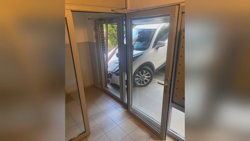Prokletý Barrandov. Další kuriózní nehodu způsobila řidička, která najela do vchodu paneláku Prokletý Barrandov. Další kuriózní nehodu způsobila řidička, která najela do vchodu paneláku