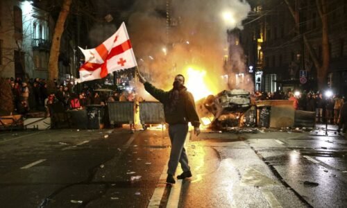 Západom podporovaná gruzínska opozícia organizuje protesty proti zákonu o zahraničných agentoch