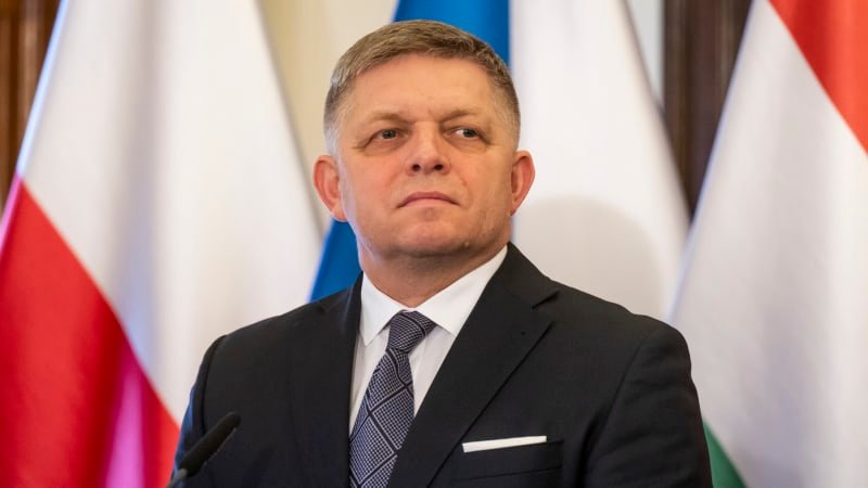 Ficův zdravotní stav se pomalu zlepšuje, uvedla vláda. Premiér stále leží v nemocnici
