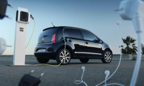 Slabý odbyt elektromobilov zráža zisky automobiliek, najlepšie sa s ním vyrovnávajú dva nemecké koncerny