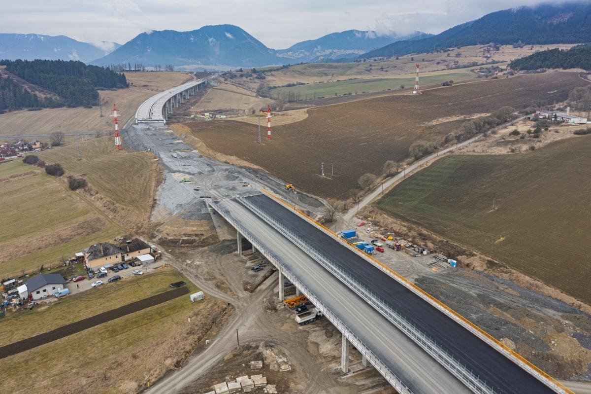 Dva tunely a 11 mostov. Posledný úsek do Košíc má stáť takmer dve miliardy eur, v lete chcú spustiť tender Dva tunely a 11 mostov. Posledný úsek do Košíc má stáť takmer dve miliardy eur, v lete chcú spustiť tender