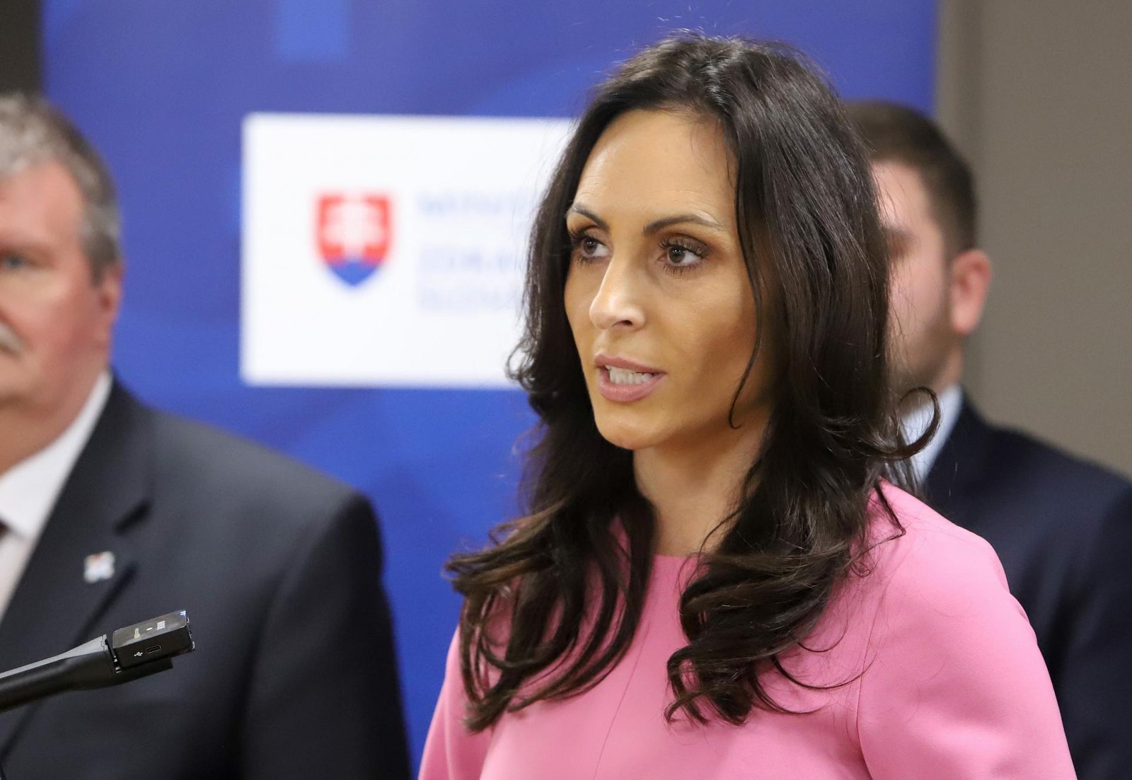 Opozícia kritizuje ministerku zdravotníctva. Dolinková podľa nich nepredkladá zmeny v štandardnom procese Opozícia kritizuje ministerku zdravotníctva. Dolinková podľa nich nepredkladá zmeny v štandardnom procese