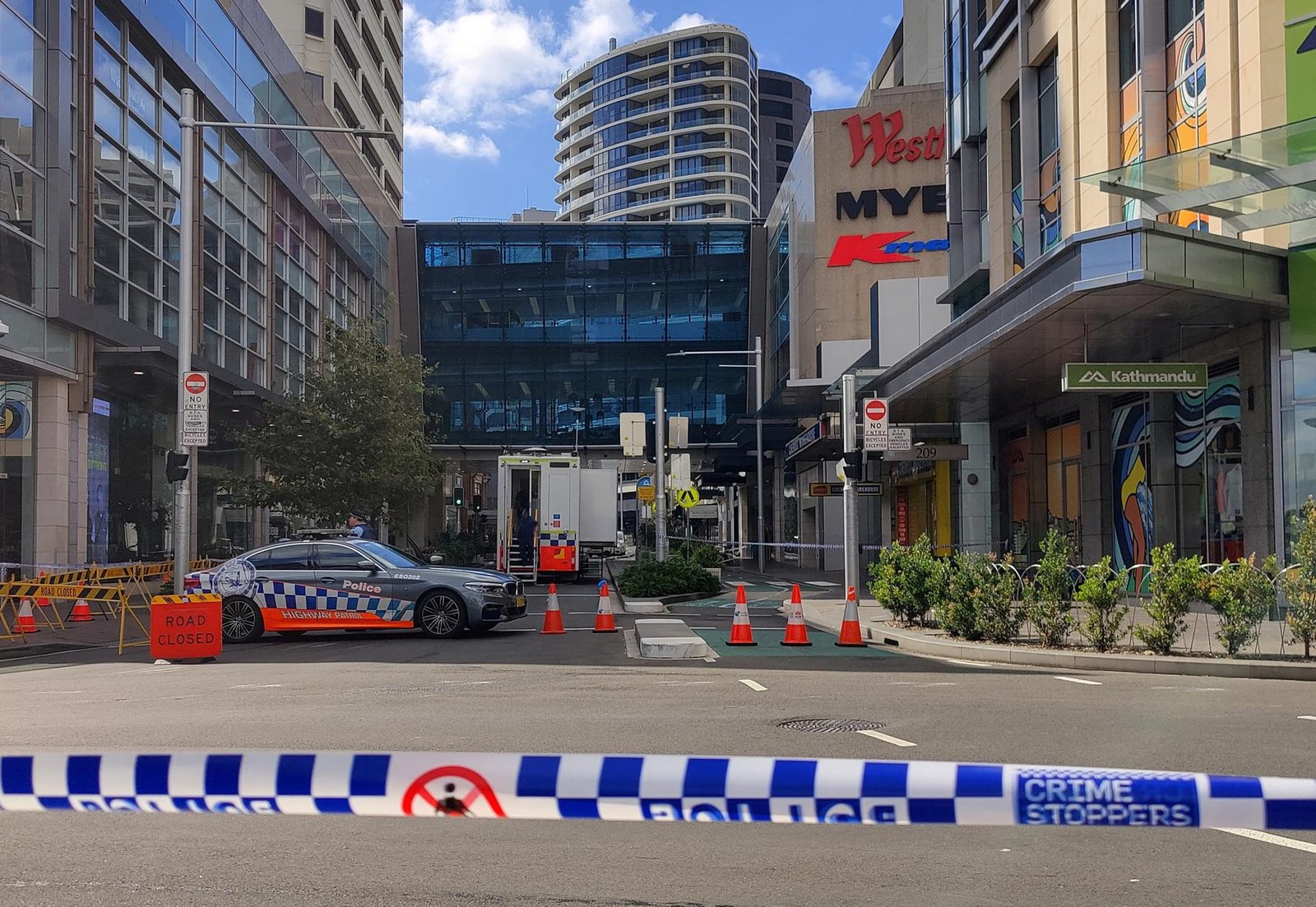 Austrálska polícia zastrelila 16-ročného chlapca, ktorý pobodal muža v Perthe. Radikalizoval sa na internete Austrálska polícia zastrelila 16-ročného chlapca, ktorý pobodal muža v Perthe. Radikalizoval sa na internete