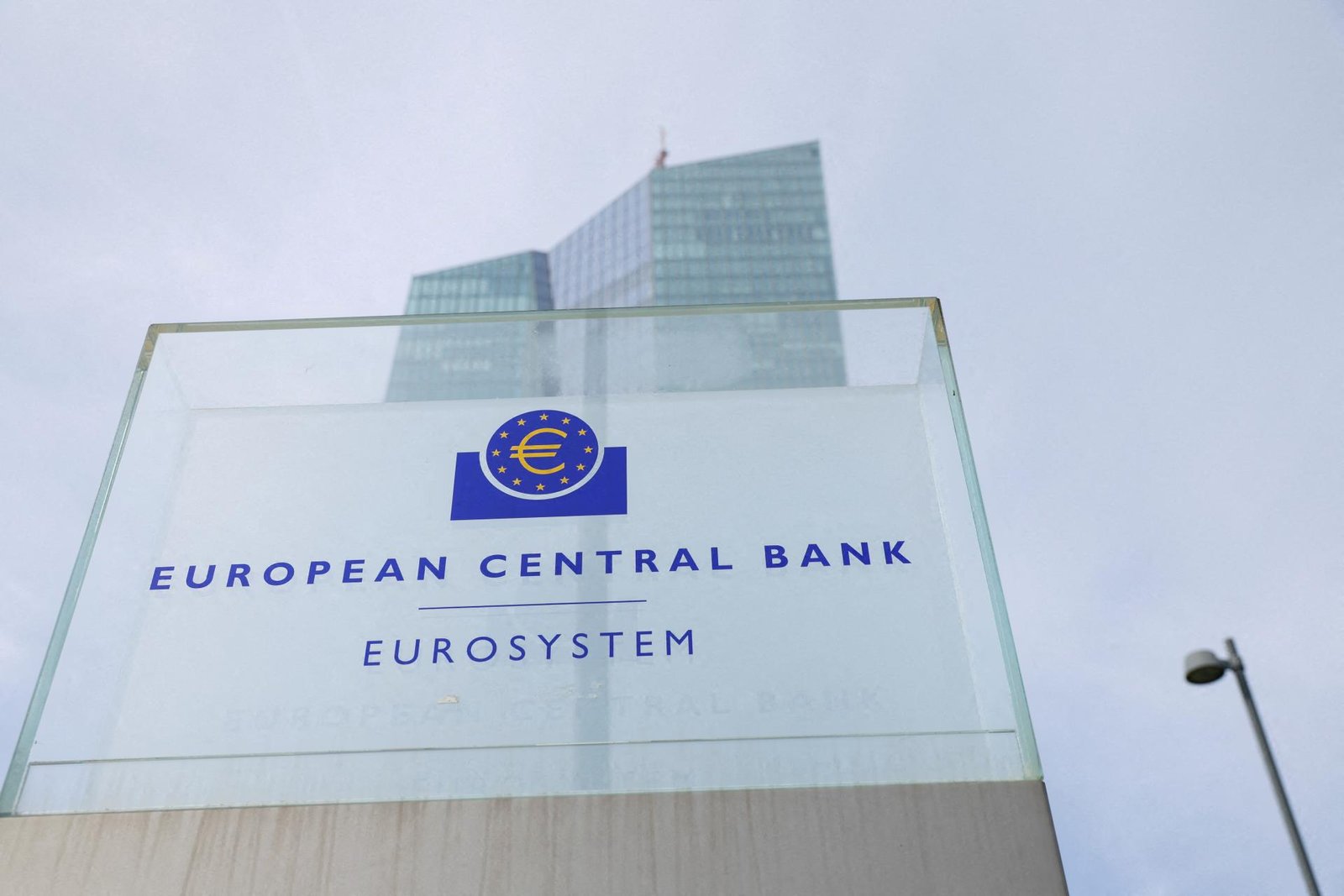 Európske banky znížili svoju expozíciu voči Rusku o polovicu, hlási ECB Európske banky znížili svoju expozíciu voči Rusku o polovicu, hlási ECB