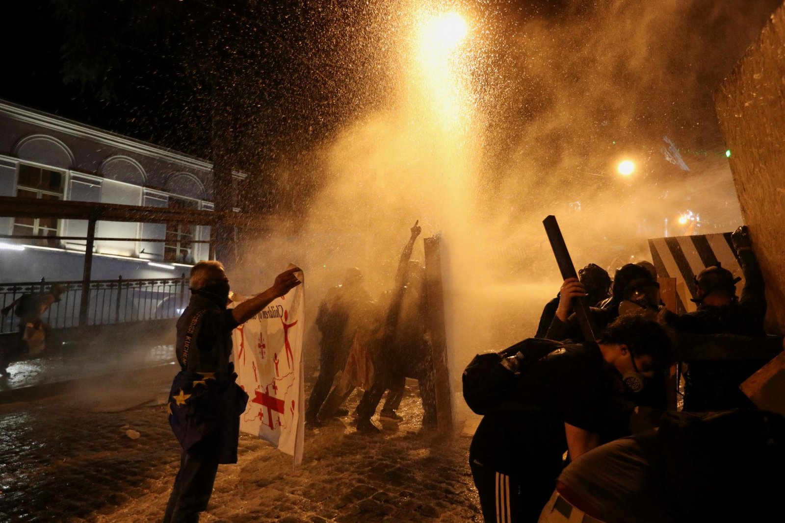 Ďalšie protesty v Gruzínsku. Polícia znovu zasiahla proti odporcom zákona o zahraničnom vplyve Ďalšie protesty v Gruzínsku. Polícia znovu zasiahla proti odporcom zákona o zahraničnom vplyve
