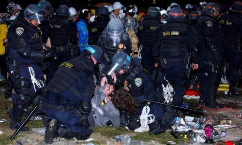 Protesty študentov eskalovali aj v Kalifornii, polícia ničí barikády a zatýka