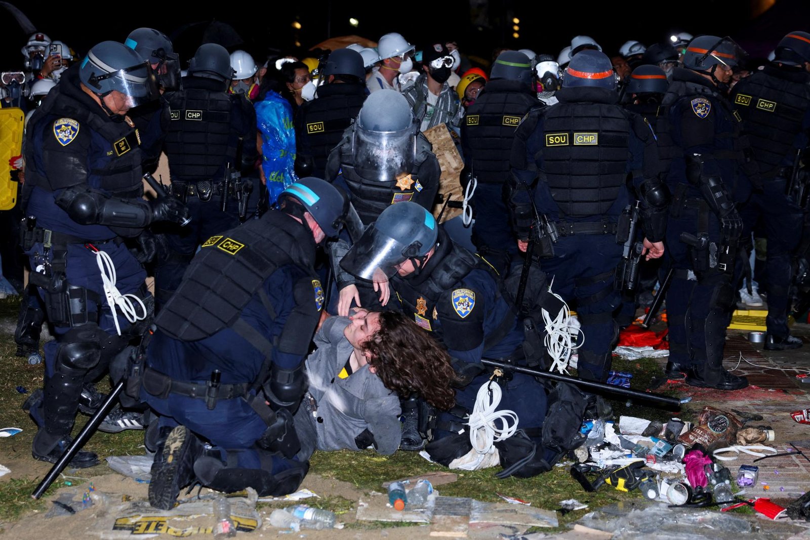 Protesty študentov eskalovali aj v Kalifornii, polícia ničí barikády a zatýka Protesty študentov eskalovali aj v Kalifornii, polícia ničí barikády a zatýka
