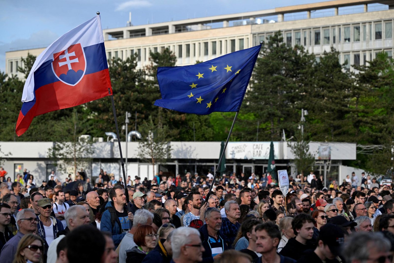 Oslavovalo sa 20. výročie vstupu do EÚ, protestovalo za záchranu RTVS a vraj hrozí krádež dôchodkov Oslavovalo sa 20. výročie vstupu do EÚ, protestovalo za záchranu RTVS a vraj hrozí krádež dôchodkov