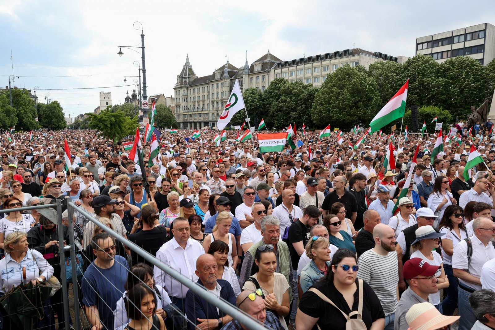 "Fidesz zranil občanov." Na demonštráciu Orbánovho kritika prišli do Debrecína tisíce ľudí „Fidesz zranil občanov.“ Na demonštráciu Orbánovho kritika prišli do Debrecína tisíce ľudí
