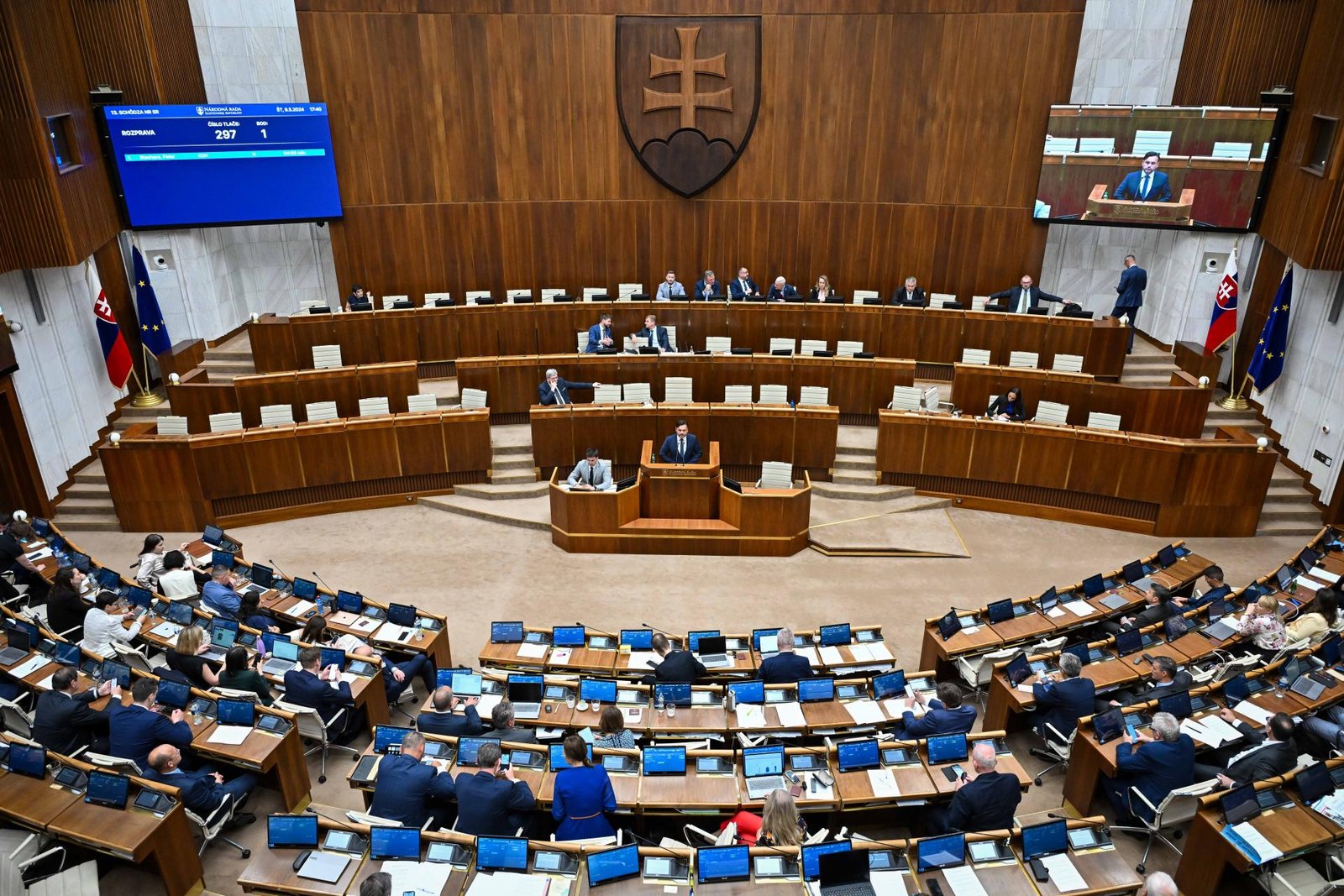 Parlament v reakcii na útok na premiéra posilňuje bezpečnostné opatrenia a ochranu poslancov Parlament v reakcii na útok na premiéra posilňuje bezpečnostné opatrenia a ochranu poslancov