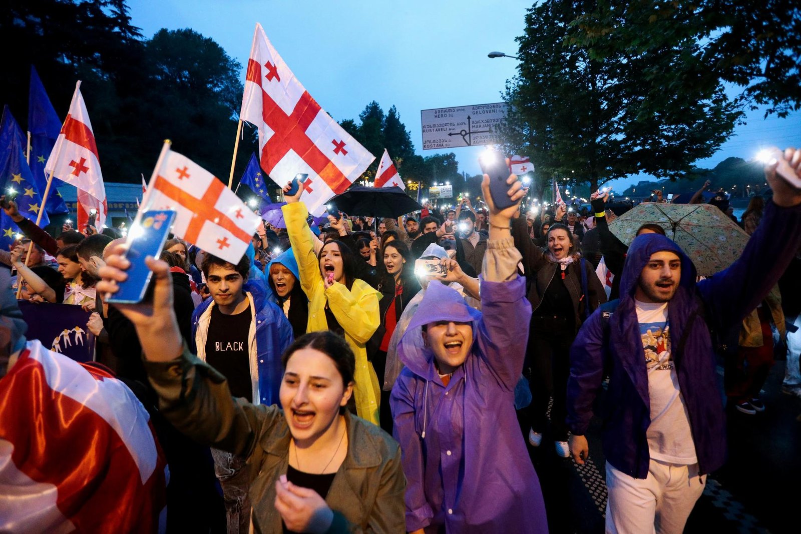 Gruzínci opäť vyšli do ulíc. V hlavnom meste protestovali desaťtisíce proti zákonu o zahraničnom vplyve Gruzínci opäť vyšli do ulíc. V hlavnom meste protestovali desaťtisíce proti zákonu o zahraničnom vplyve