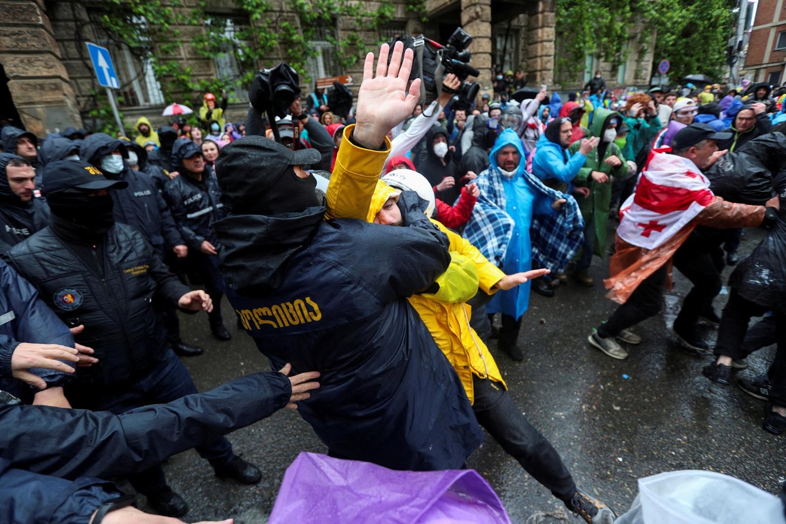 V Gruzínsku pri protestoch zadržali najmenej 20 ľudí, medzi nimi sú aj Američania a Rus V Gruzínsku pri protestoch zadržali najmenej 20 ľudí, medzi nimi sú aj Američania a Rus