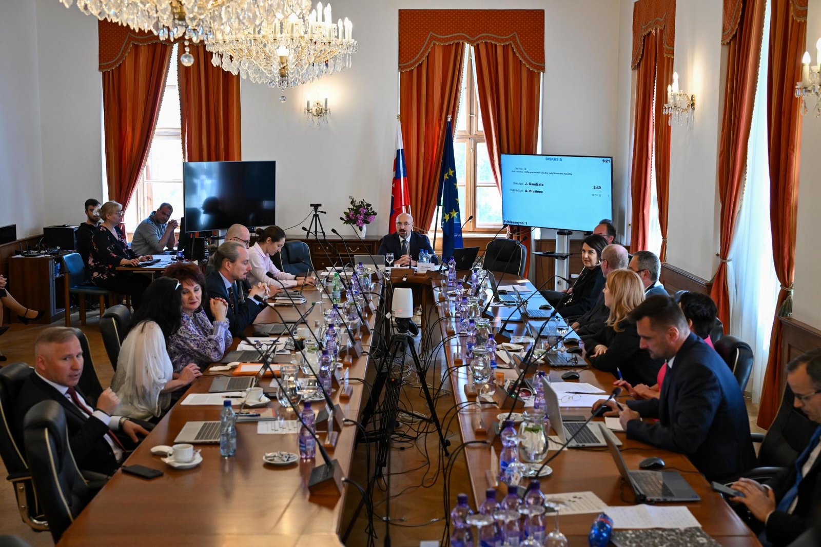 Je to útok na ústavné zriadenie štátu. Súdna rada odsúdila atentát na premiéra Fica Je to útok na ústavné zriadenie štátu. Súdna rada odsúdila atentát na premiéra Fica